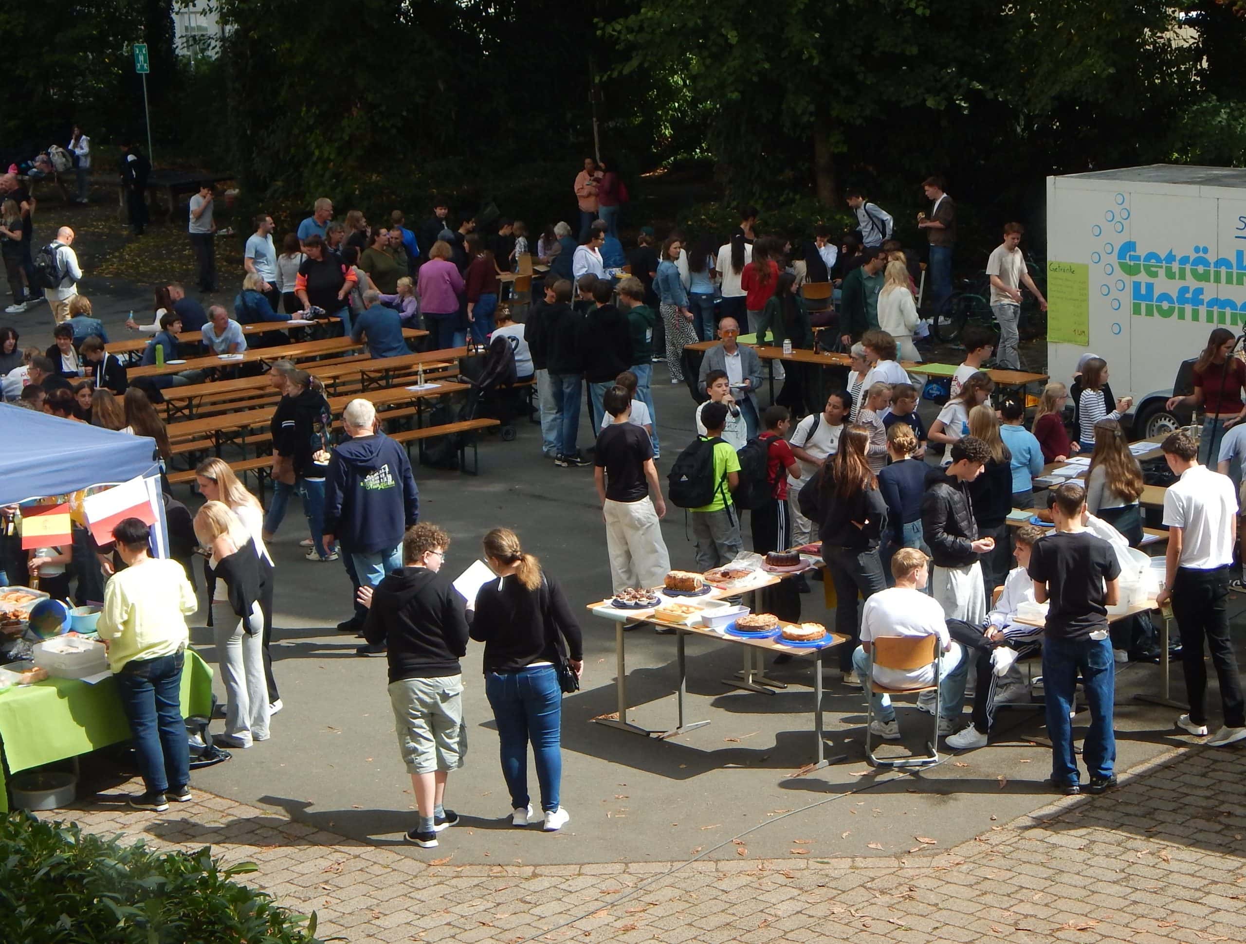 Getränke und Essenstände auf dem Schulhof Sommerfest 2025